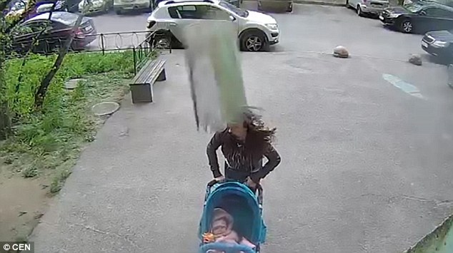 Σοκαριστικές εικόνες: Πέτρινη πλάκα χτυπά μητέρα στο κεφάλι-Περνά λίγα εκατοστά από το μωρό της (Video)