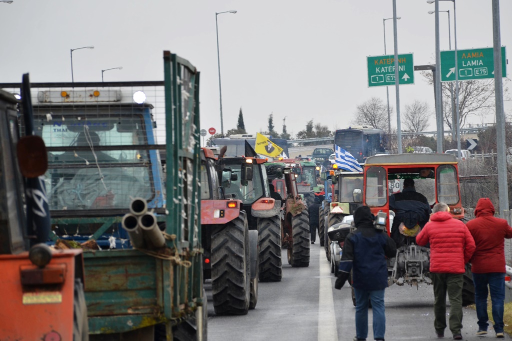 Αγρότες: Κλειστή η εθνική οδός προς Αθήνα