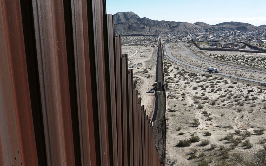 Τραμπ: Θέλει να επιβάλει δασμούς στις εισαγωγές από το Μεξικό για να χτίσει το τείχος