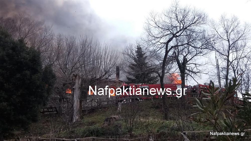 Ναύπακτος: Στις φλόγες το ιστορικό μοναστήρι της Βαρνάκοβας (pics & video)