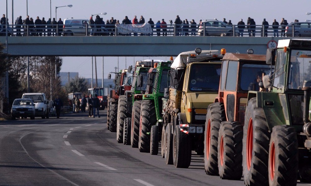 Στο τελωνείο Ευζώνων έφτασαν οι αγρότες με τα τρακτέρ