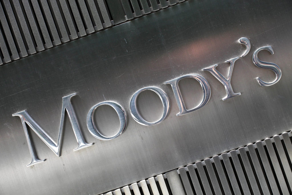 Αυξάνονται τα ρίσκα για τις ελληνικές τράπεζες λέει η Moody’s