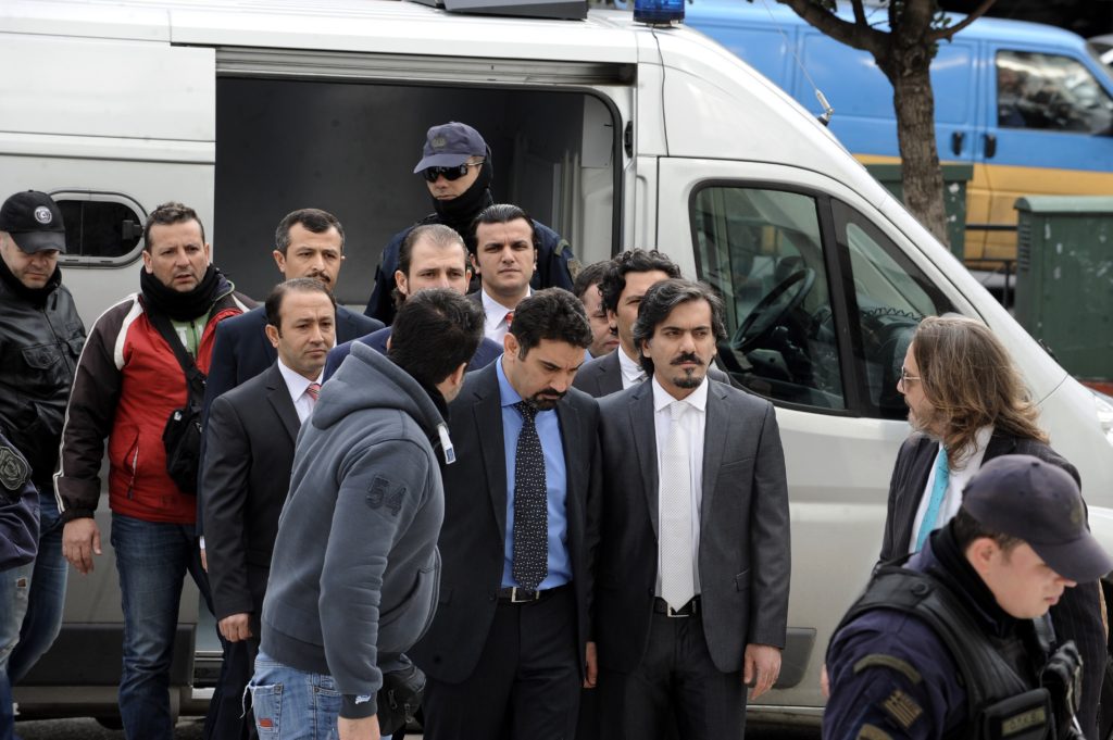 Και με δικαστική «βούλα» κρατούμενοι οι οκτώ Τούρκοι αξιωματικοί