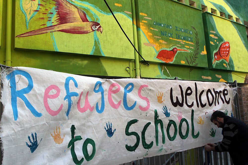 Πέραμα: Με χαμόγελα και αντιρατσιστικά συνθήματα καλωσόρισαν τα προσφυγόπουλα στο 1ο Δημοτικό Σχολείο
