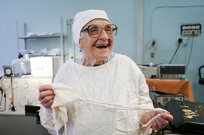 Είναι 89 χρόνων και χειρουργεί κάθε μέρα! (Photos)