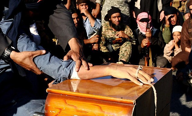 Φρίκη: Μέλη του ISIS κόβουν τα χέρια δυο παιδιών επειδή δεν εκτέλεσαν δύο πολίτες (Photos)