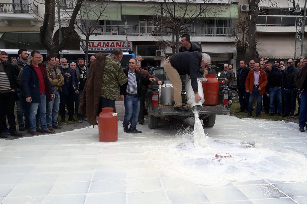 Λάρισα: Εχυσαν γάλα έξω από την Περιφέρεια Θεσσαλίας οι κτηνοτρόφοι