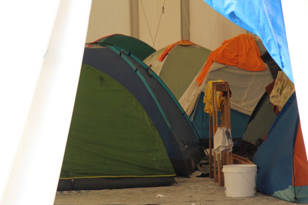 Ελληνικό: Ιατρική περίθαλψη, ζεστό νερό κι αξιοπρεπή στέγη ζητούν οι πρόσφυγες