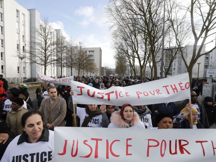 Γαλλία: Επεισόδια και συλλήψεις για τέταρτη νύχτα στο Ωλνέ-σου-Μπουά (Photos)