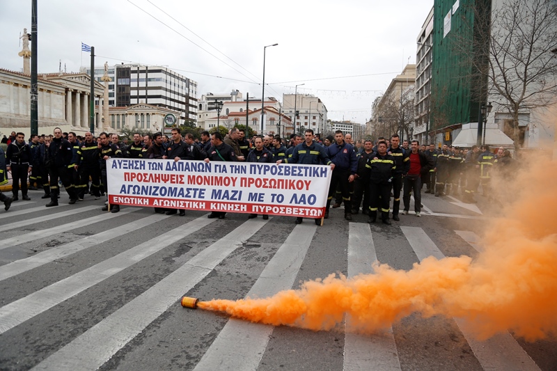 Συγκέντρωση πυροσβεστών και «κατάληψη» του γραφείου Χουλιαράκη από ένστολους (Photos)