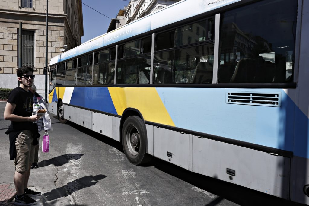 Γαλάτσι: Άγνωστοι επιτέθηκαν με βαριοπούλες σε λεωφορείο