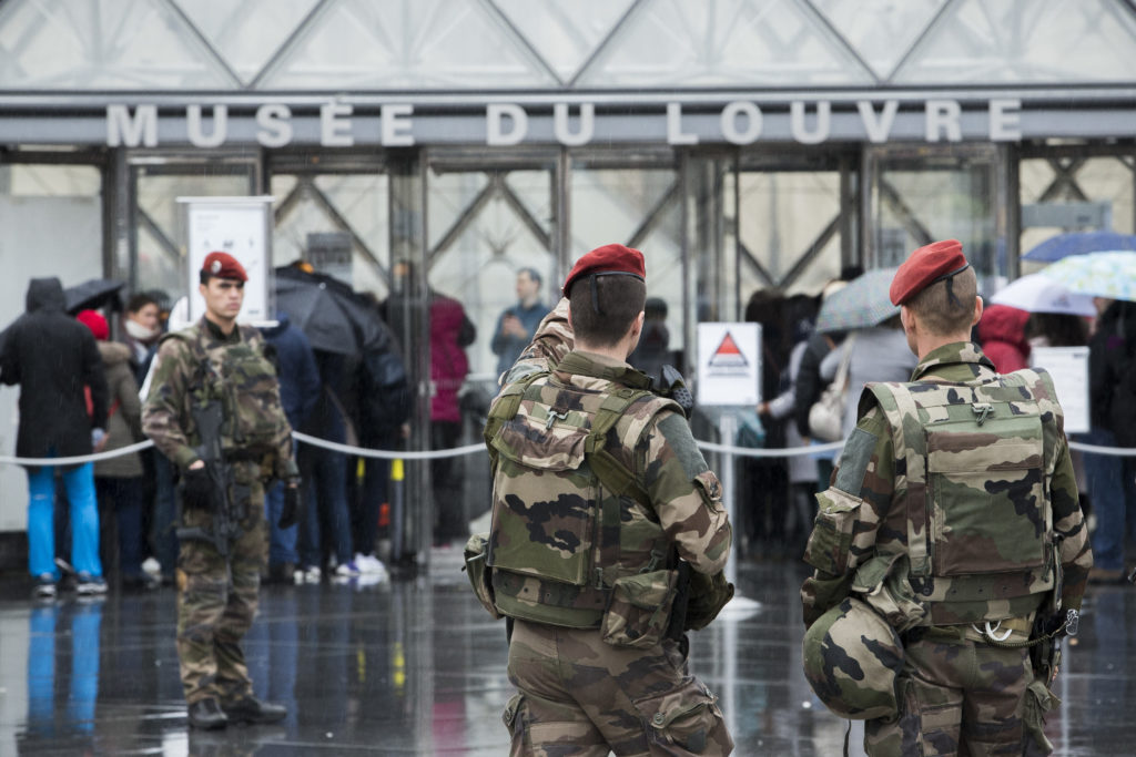 Γαλλία: Για απόπειρα ανθρωποκτονίας ο Αιγύπτιος που επιτέθηκε σε στρατιώτες στο Λούβρο