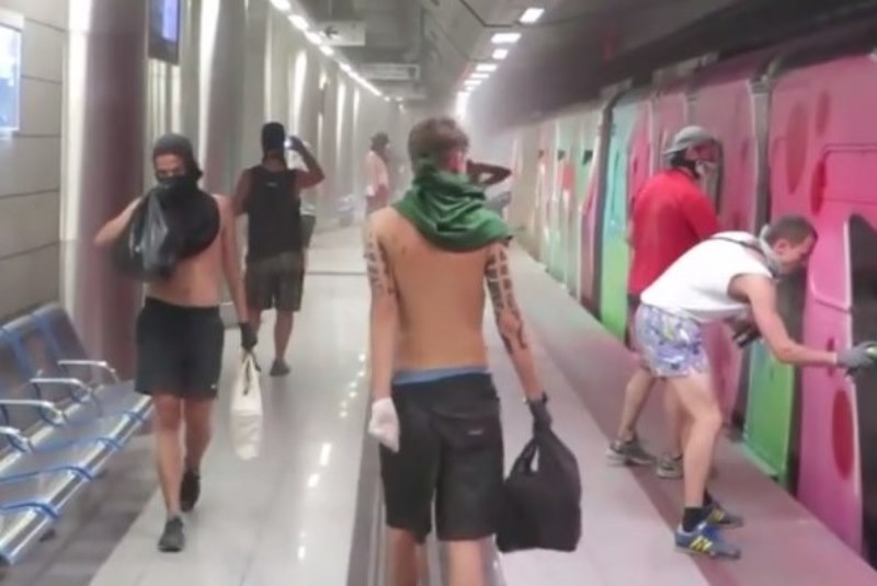 Γερμανοί γκραφιτάδες «περιποιούνται» συρμό του μετρό της Αθήνας (video+pics)