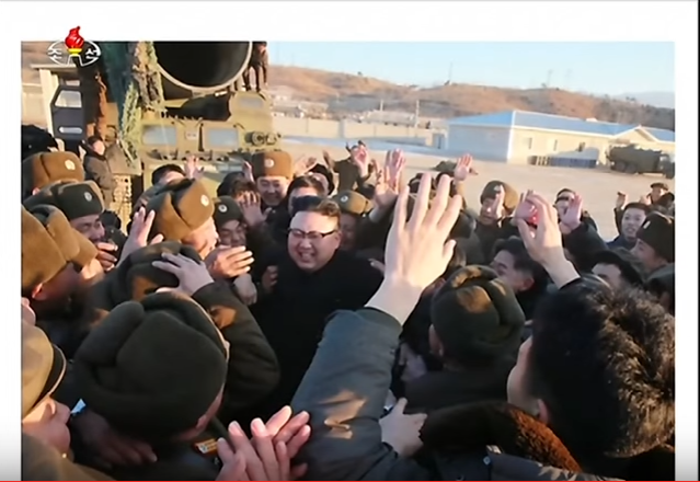 Ο Κιμ Γιονγκ Ουν πανηγυρίζει την εκτόξευση του πυραύλου (video)