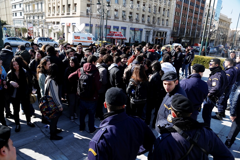 Φοιτητές διαμαρτύρονταν έξω από το ΕΚΠΑ ενώ ο Μοσκοβισί αναγορευόταν επίτιμος διδάκτωρ