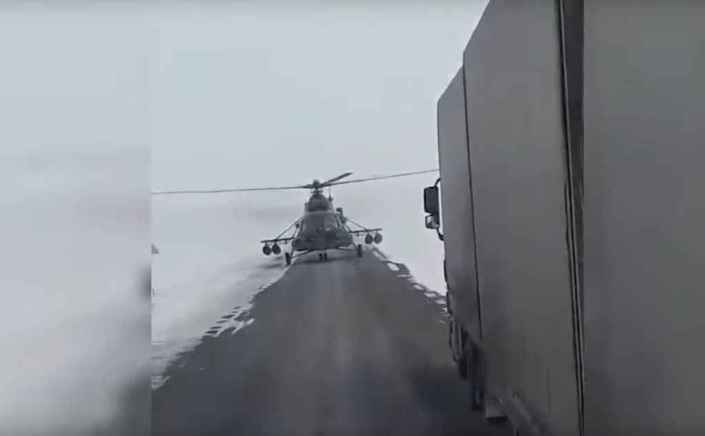 Πιλότος προσγειώνει στρατιωτικό ελικόπτερο για να ρωτήσει το δρόμο! (Video)