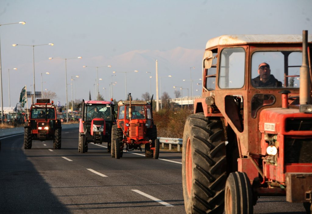 Αγρότες: Ανοίγουν τα μπλόκα σε Λάρισα και Κεντρική Μακεδονία