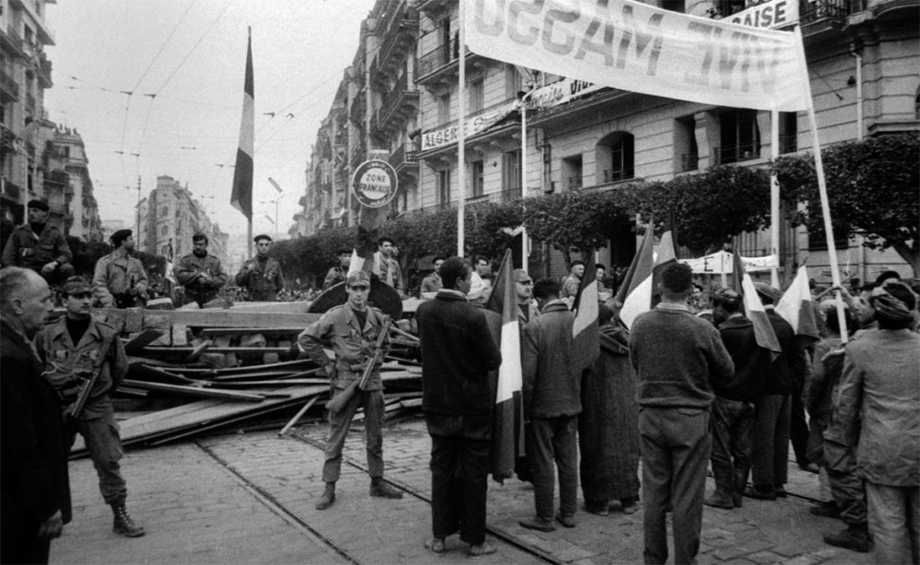 Σφοδρή αντιπαράθεση Λεπέν – Μακρόν για το «αποικιοκρατικό» παρελθόν της Γαλλίας