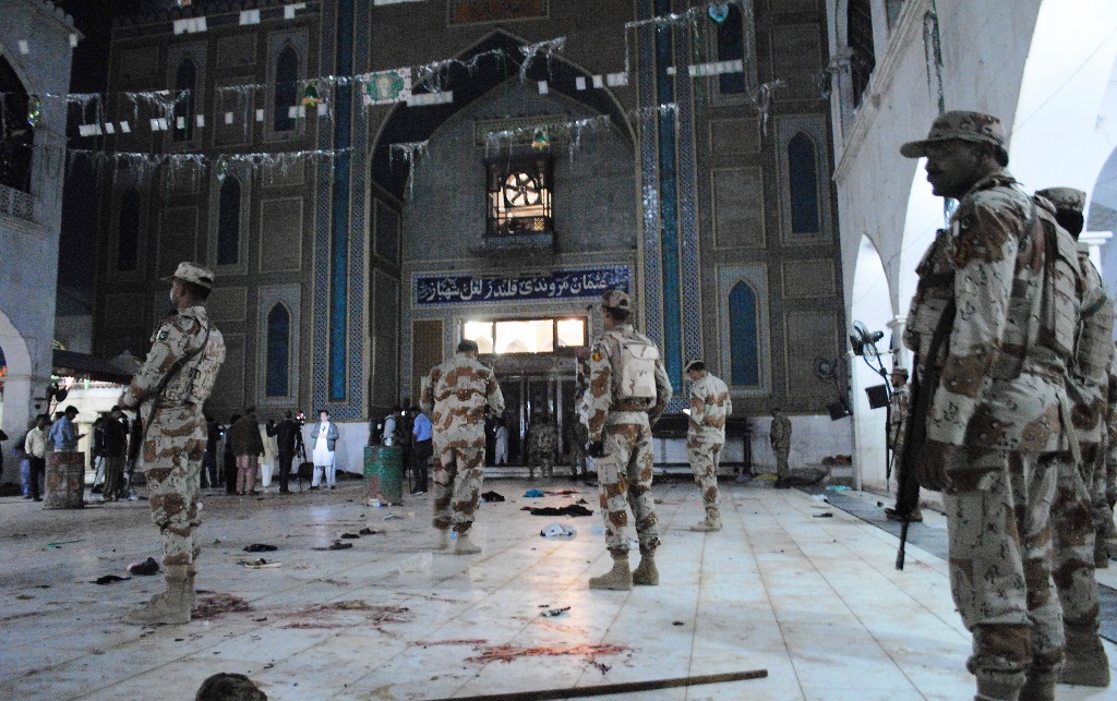 Πακιστάν: Ενισχύονται τα μέτρα ασφαλείας μετά την πολύνεκρη επίθεση στο ναό