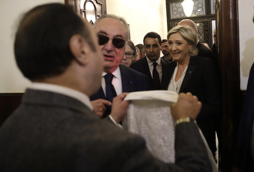Μαρίν Λεπέν: Αρνήθηκε να φορέσει μαντήλα και αποχώρησε από τη συνάντηση με τον μουφτή της Βηρυτού (Photo)