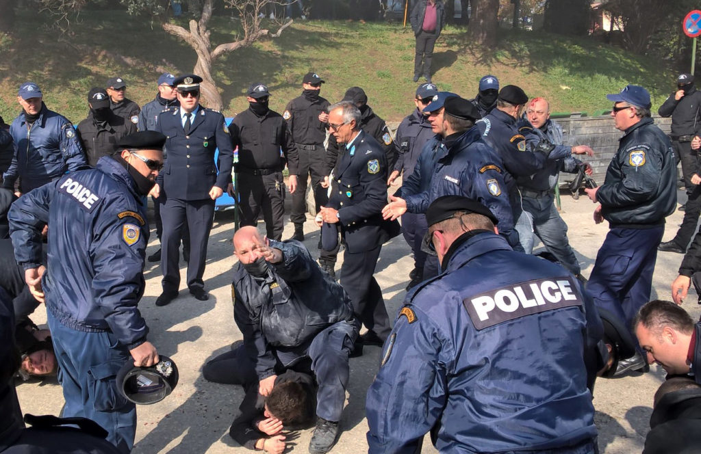 Ο Παππάς της ΧΑ έφερε στα χέρια αντιεξουσιαστές – αστυνομία στην επέτειο απελευθέρωσης των Ιωαννίνων (Photos)