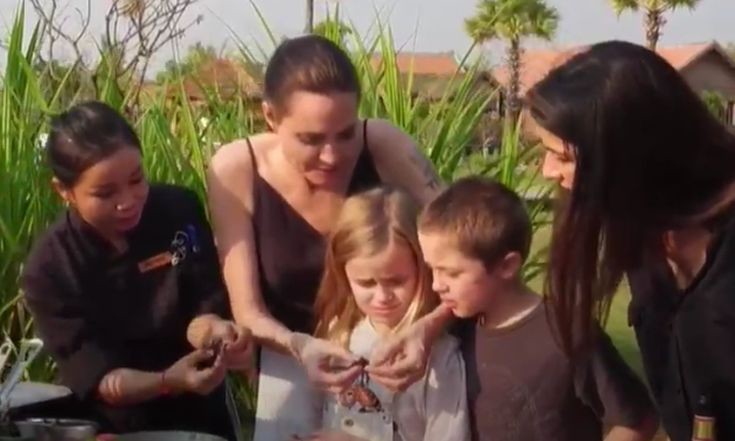 Angelina Jolie: Έφαγε μαζί με τα παιδιά της έντομα (Video)