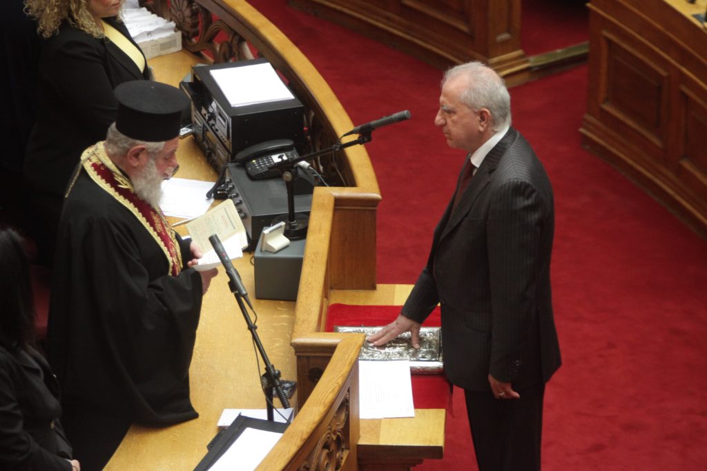 Βουλή: Ο Ανδρέας Κουτσούμπας στη θέση του Ευάγγελου Μπασιάκου