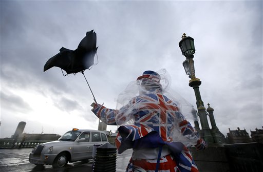 Βρετανία: Η καταιγίδα «Ντόρις»  σαρώνει τα πάντα – προβλήματα στις συγκοινωνίες