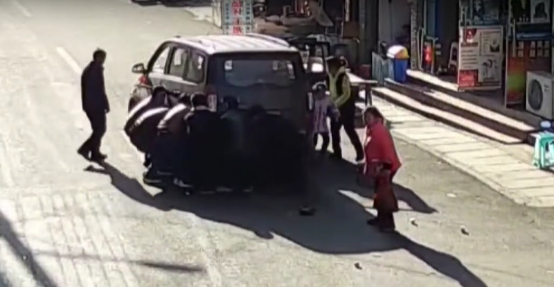 Κίνα: Τρίχρονος παρασύρεται από φορτηγάκι – Δείτε το απίστευτο βίντεο της διάσωσής του (Video)