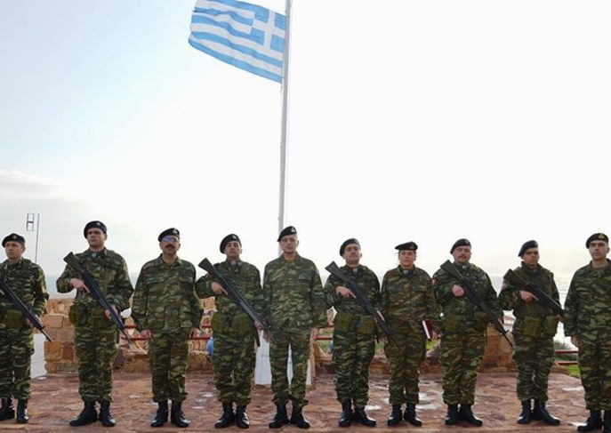 Τουρκικές αντιδράσεις: Ο αρχηγός ΓΕΣ σήκωσε την ελληνική σημαία στις Οινούσσες