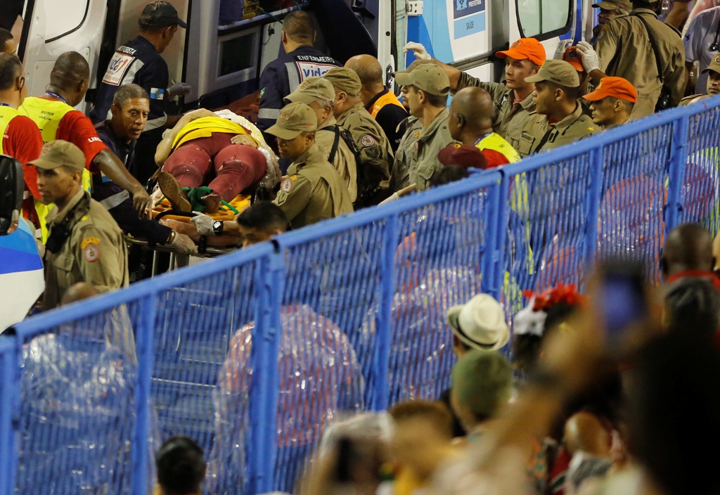 Βραζιλία – Καρναβάλι: Τουλάχιστον 20 τραυματίες από άρμα που έπεσε πάνω στο πλήθος (Photos και Video)