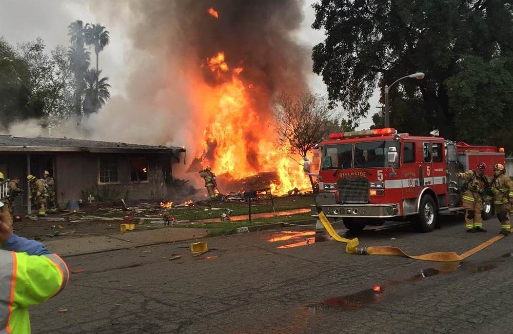 Καλιφόρνια: Τουλάχιστον τέσσερις νεκροί από αεροσκάφος που έπεσε σε σπίτια