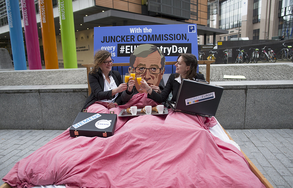 Βρυξέλλες: Διαμαρτυρία για τις σχέσεις της Κομισιόν με τα λόμπι