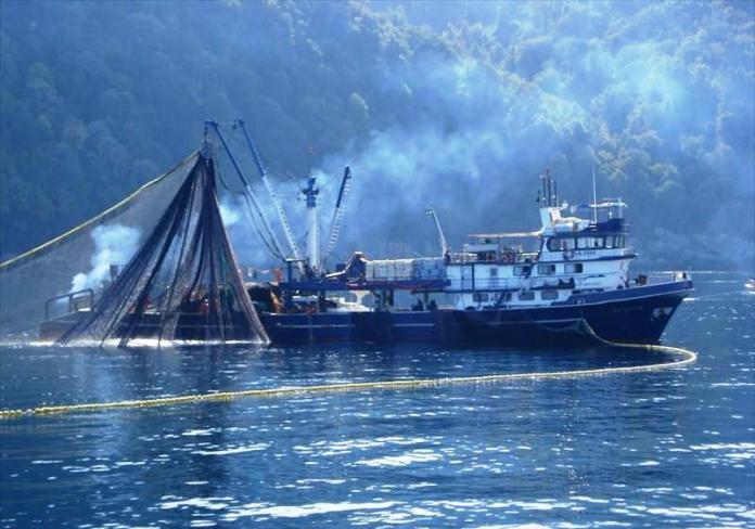 Σκάφη του Λιμενικού έδιωξαν τουρκικό αλιευτικό από τα ελληνικά χωρικά ύδατα