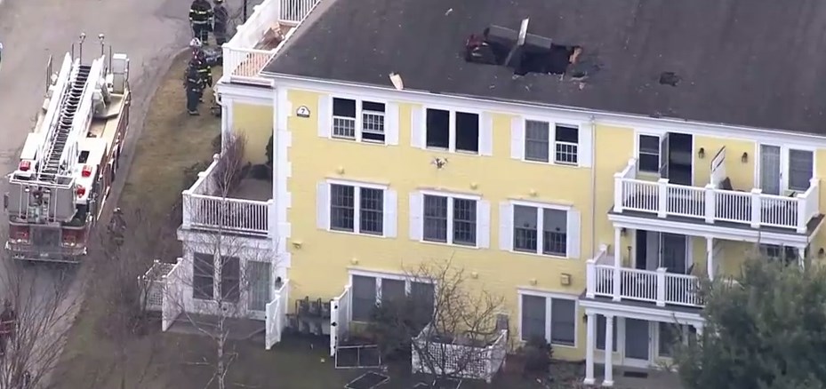 Απίστευτο: Αεροπλάνο καρφώθηκε σε στέγη σπιτιού (Video)