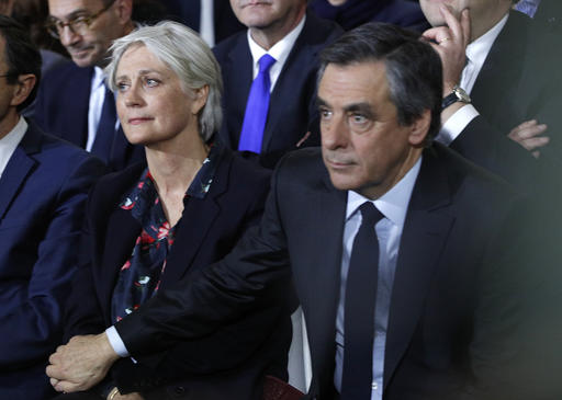 Γαλλία: Διαψεύδεται η πληροφορία ότι ανακρίνεται η Πενελόπ Φιγιόν, ακυρώνει προεκλογική επίσκεψη ο υποψήφιος για την προεδρία σύζυγος