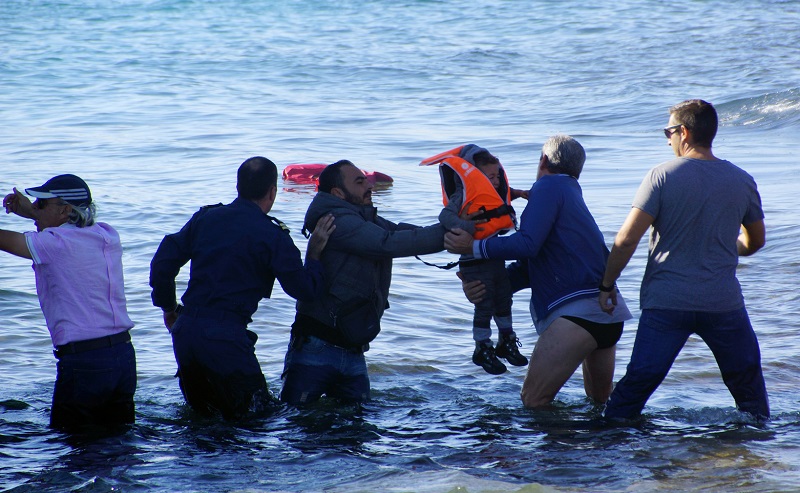 Μπάτμαν: Κατέφθασε στη Χίο σε βάρκα μαζί με τους πρόσφυγες