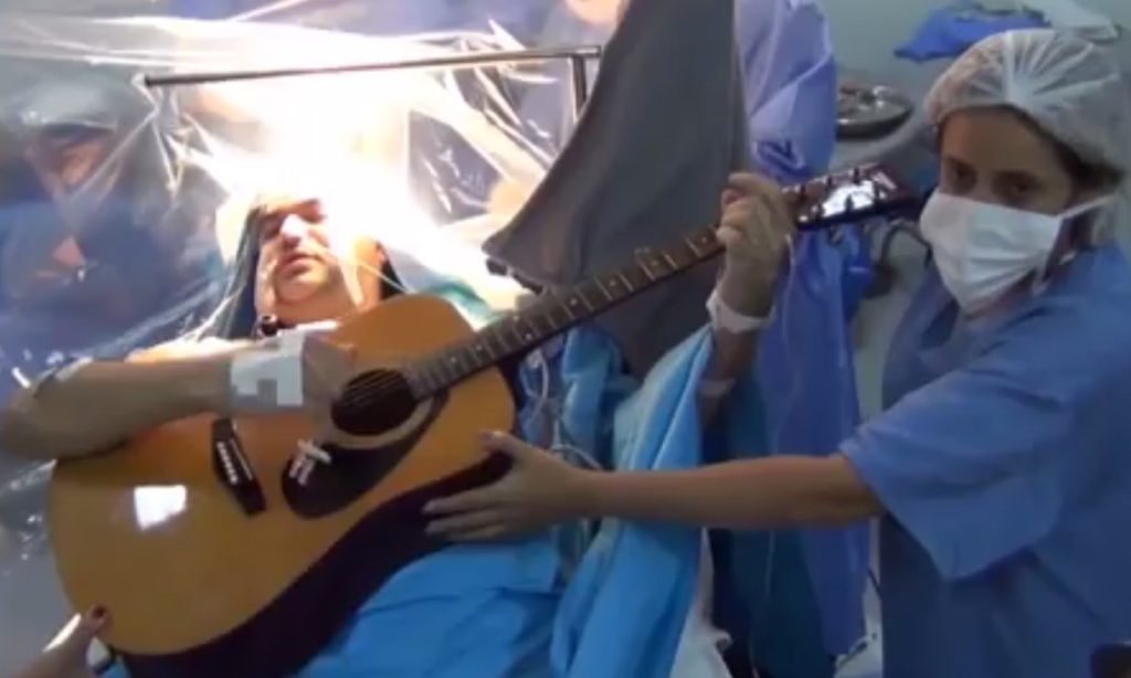 Παίζει κιθάρα και τραγουδά ενώ του αφαιρούν όγκο από τον εγκέφαλο! (Video)
