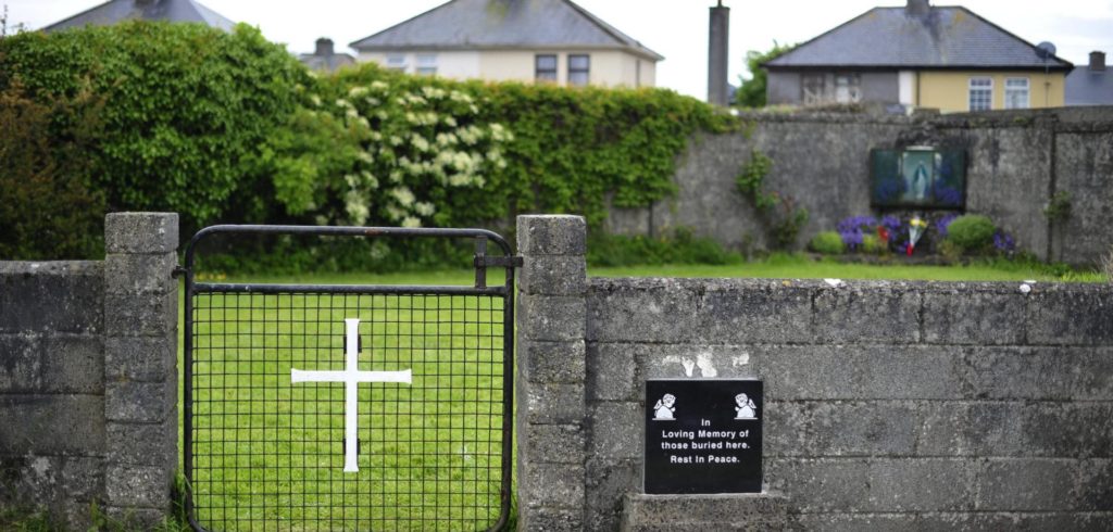 Ιρλανδία: Λείψανα βρεφών σε πρώην εστία για ανύπαντρες μητέρες – Σενάρια εμπλοκής της Εκκλησίας (Video)