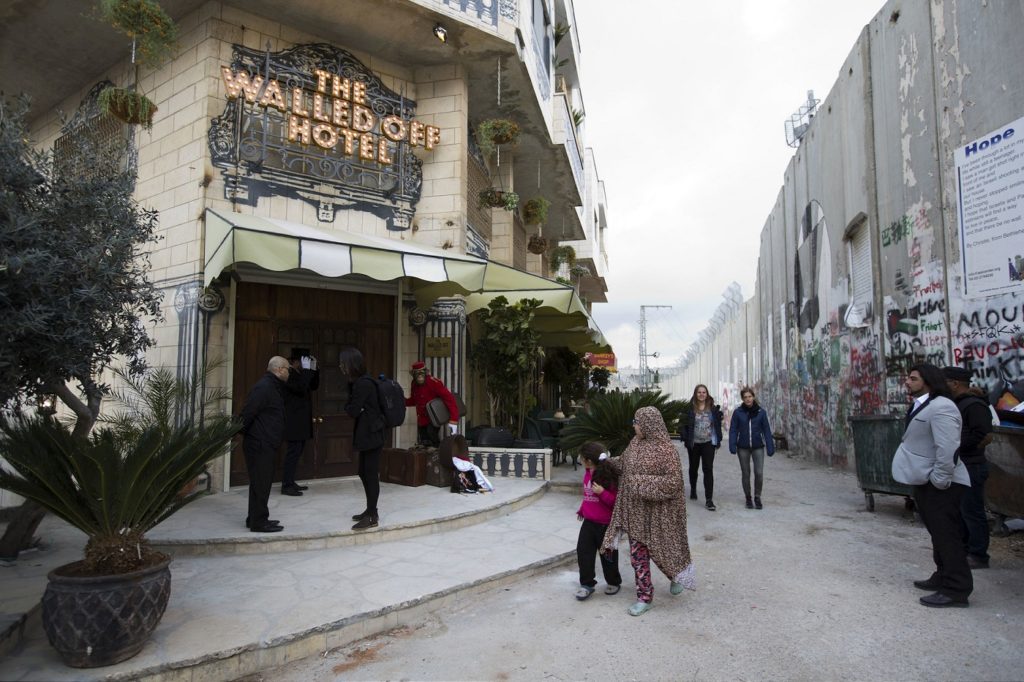 Βηθλεέμ: Το ξενοδοχείο του διάσημου Banksy – Mε τη χειρότερη θέα του κόσμου (Photos)