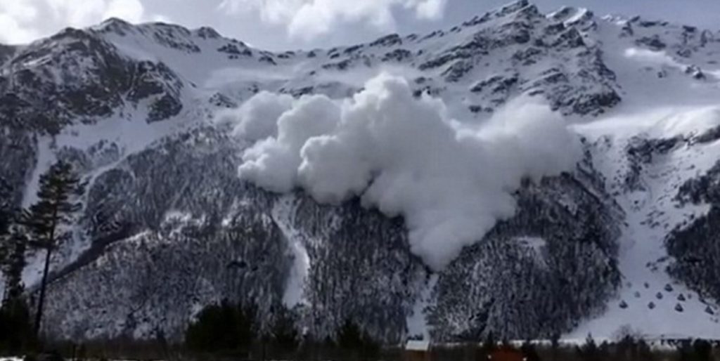 Ρωσία: Γιγαντιαία χιονοστιβάδα σκοτώνει 6 – Ανάμεσά τους και ζευγάρι νεόνυμφων (video)