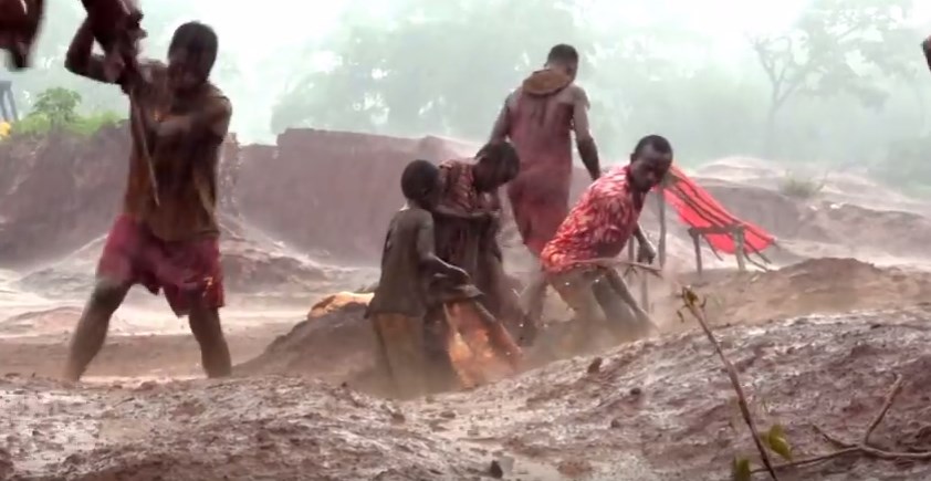 Έτσι φτιάχνονται τα smartphones-Φρικτές εικόνες από τα παιδιά σκλάβους… (Video)
