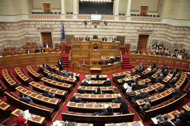 Βουλή: Με ευρύτατη πλειοψηφία «πέρασε» η τροπολογία για τις επιστροφές από τον διαγωνισμό για τις τηλεοπτικές άδειες