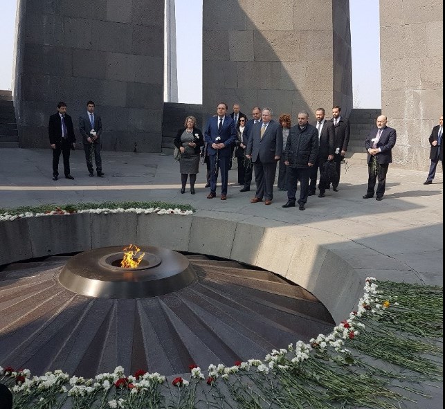 Ο Κοτζιάς στην Αρμενία – Φόρος τιμής στο Μνημείο της Γενοκτονίας