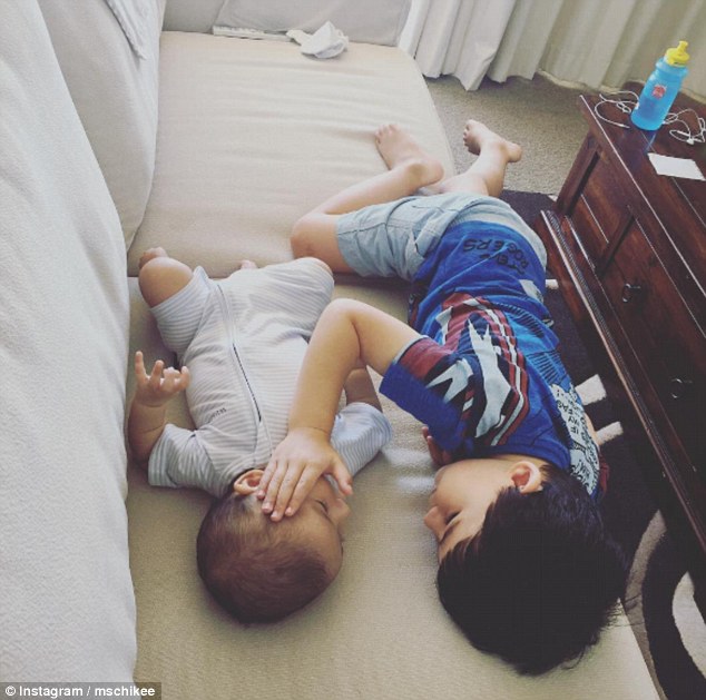 Η απόλυτη αγάπη: Τρίχρονο αγοράκι παρηγορεί τον μικρό του αδελφό που πάσχει από καρκίνο… (Photos)