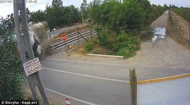 Φρίκη! Τρένο διαλύει φορτηγό (Video & Photos)