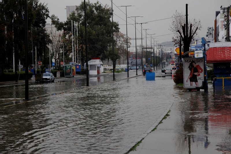 Κλειστή η Πειραιώς και στα δύο ρεύματα – «Πνίγηκε» από τη βροχή