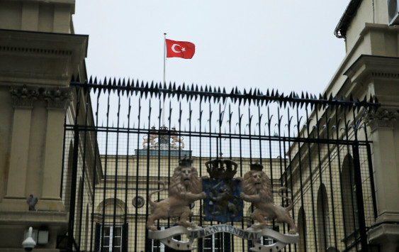 Τούρκοι διαδηλωτές εισέβαλαν στο Ολλανδικό προξενείο και κατέβασαν τη σημαία (video)