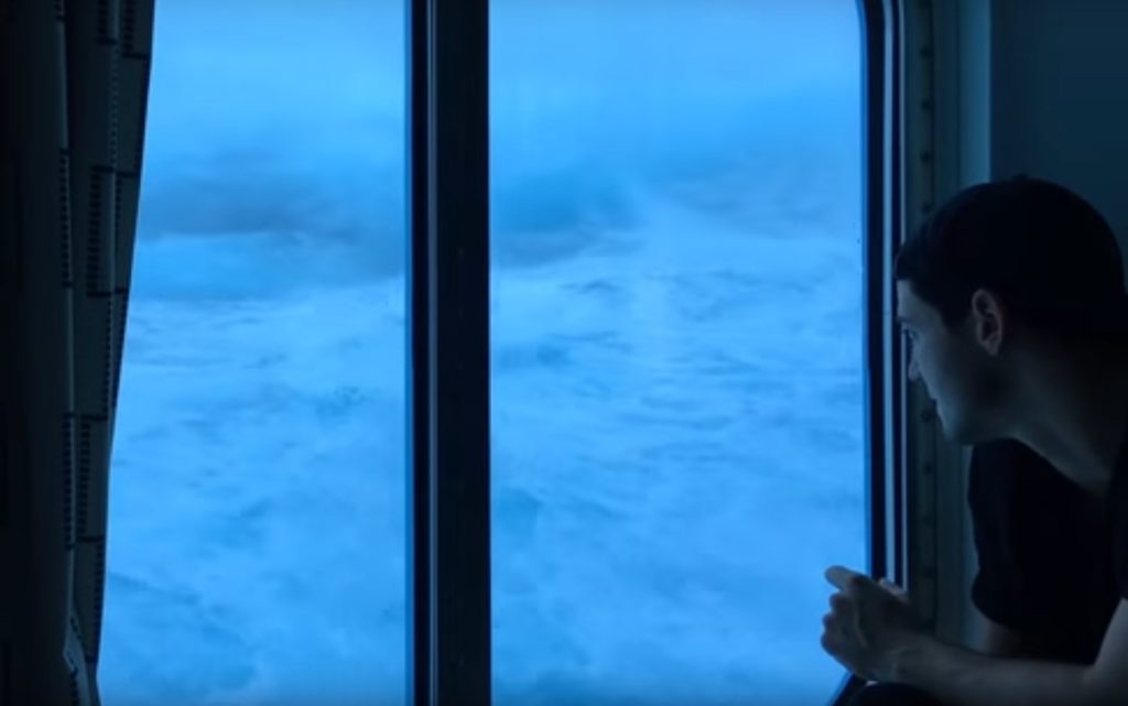 Κύματα «καταπίνουν» κρουαζιέροπλοιο – Απίστευτο Video