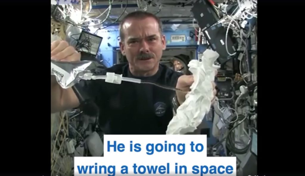 Τι γίνεται όταν στύβεις μια βρεγμένη πετσέτα στο διάστημα; (Video)
